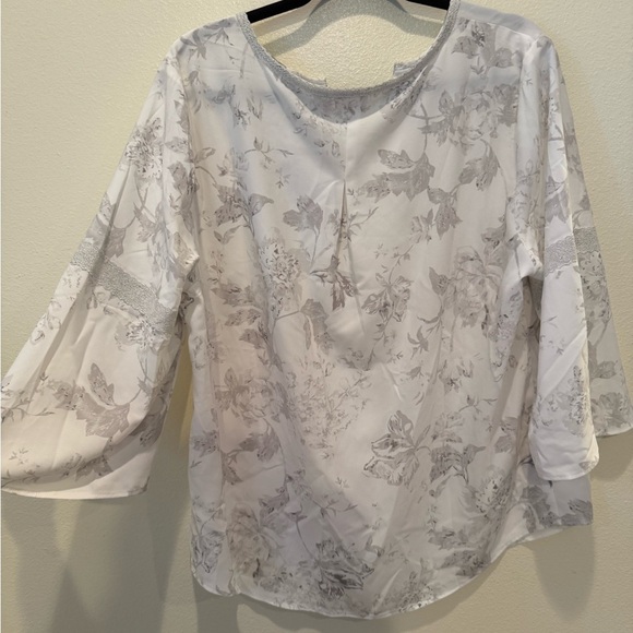Chico's Elegant Floral Blouse in White and Gray NWT - Picture 5 of 5
